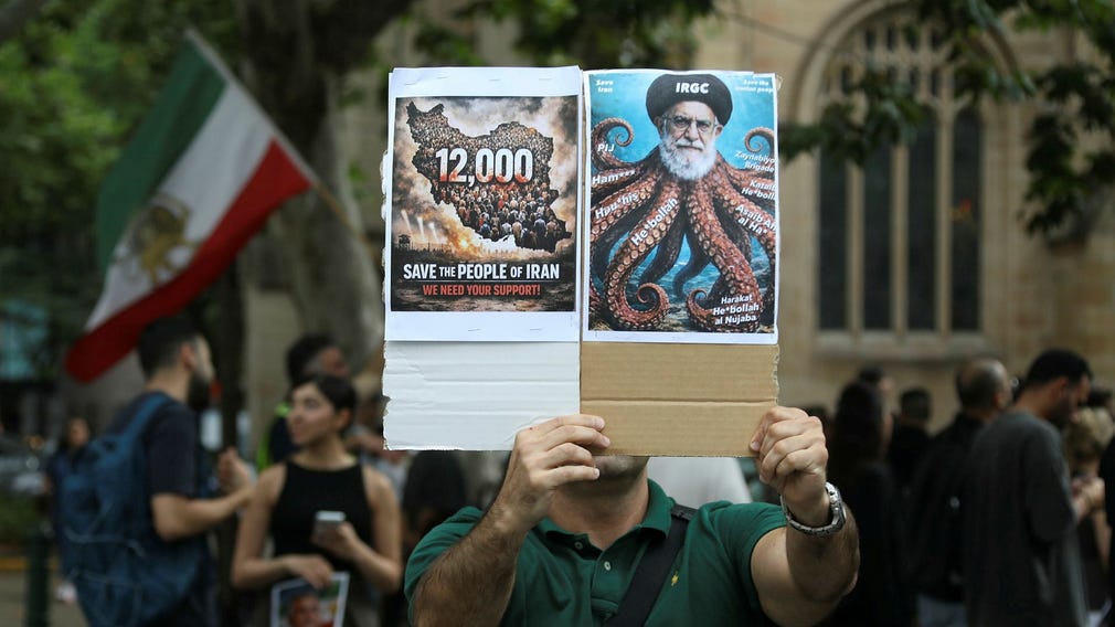 Ingen vet hur många som gripits eller dödats i samband med protesterna i Iran. Här protesterar människor i Sydney mot regimen.