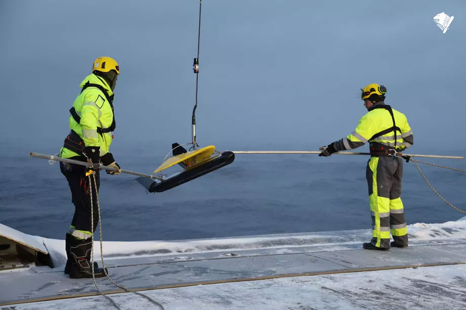 Polisen ska ha hittat ett långt släpspår på havsbotten. 