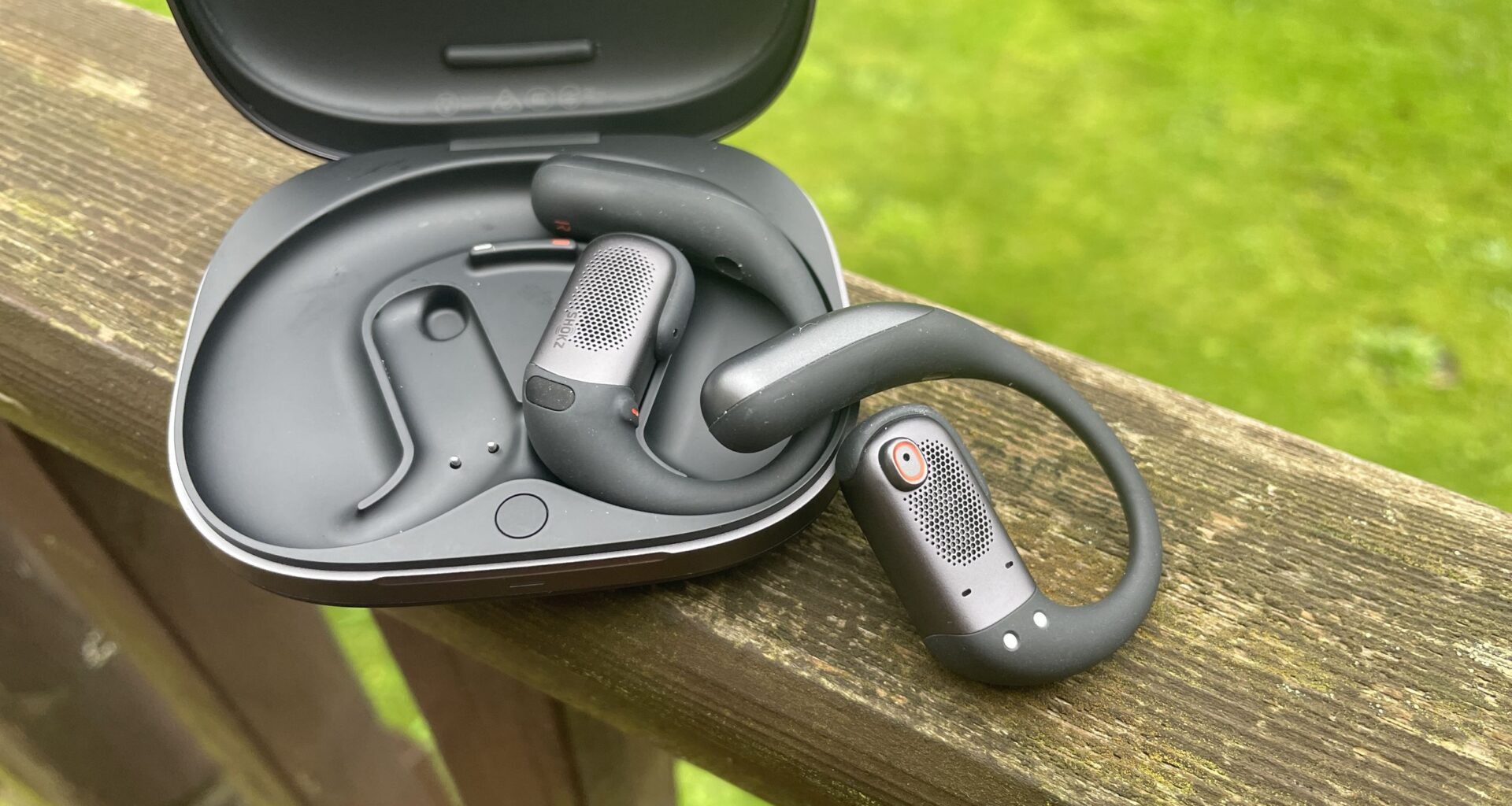 Jag har använt de nya Shokz open earbuds i fyra dagar och ”brusreduceringen” är så bra att jag glömmer att de är öppna