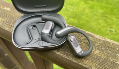 Jag har använt de nya Shokz open earbuds i fyra dagar och ”brusreduceringen” är så bra att jag glömmer att de är öppna