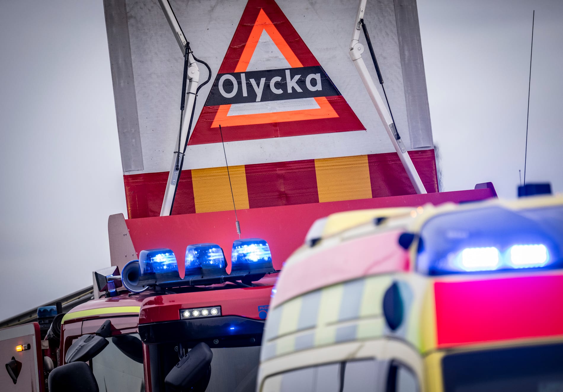 En buss har vält ner i diket vid E4 i Lövånger söder om Skellefteå. Arkivbild.