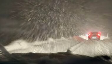 Kaos på E22 efter snöfall