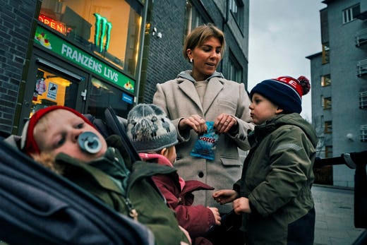 Diana och barnen går hem från förskolan. 3-åriga Wilhelm och Viola ligger i vagnen. 5-årige Valdemar ber sin mamma om godis.