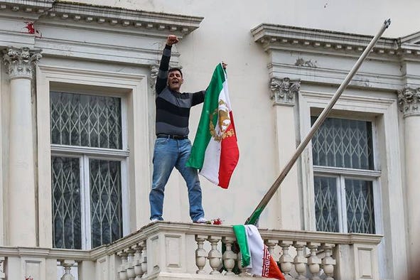 DN Direkt – Demonstrant bytte ut flagga på ambassad i London