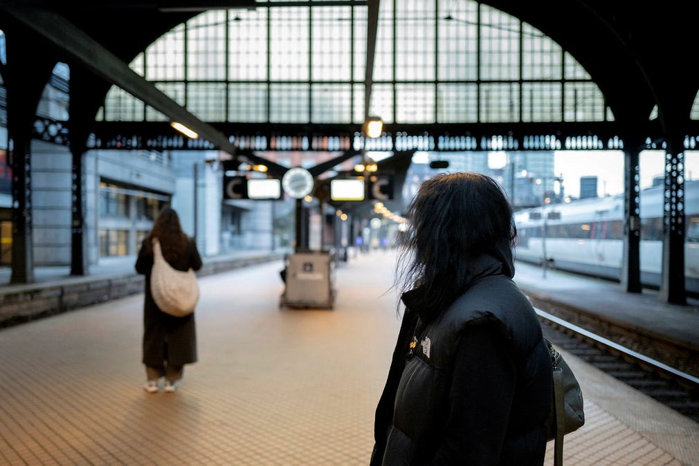 Elias mamma Sara bor på en ort i norra Sverige, men har tagit sig hela vägen till Köpenhamn för att närvara under rättegången.