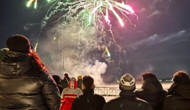 Raket sköts in i folkmassa