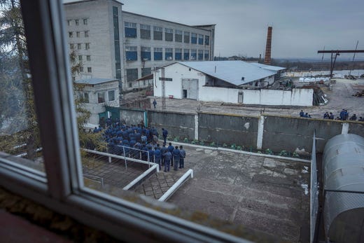 Varje gång fångarna ska förflyttas samlas de på ett ställe för att ställa sig i kö. Sedan rör de sig i kolonner.