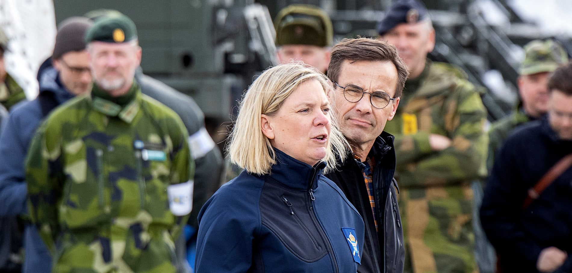 Dåvarande statsminister Magdalena Andersson (S) och Moderaternas ledare Ulf Kristersson (M) besöker de svenska trupperna i den internationella militärövningen Cold Response 2022.