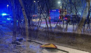 Frontalkrock med två personbilar i Nyköping