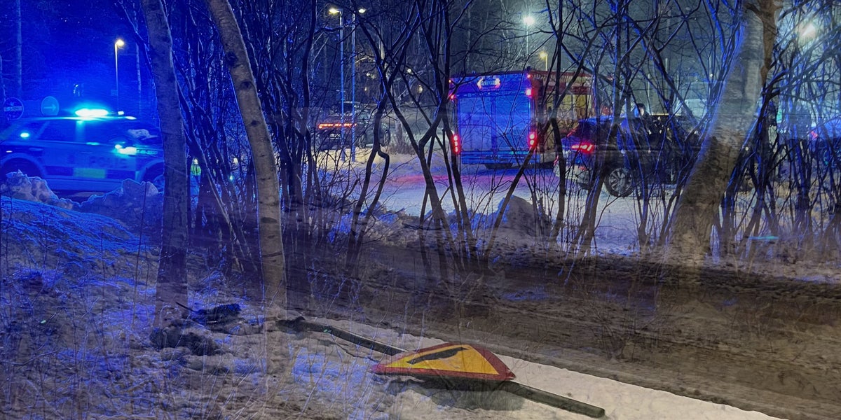 Frontalkrock med två personbilar i Nyköping