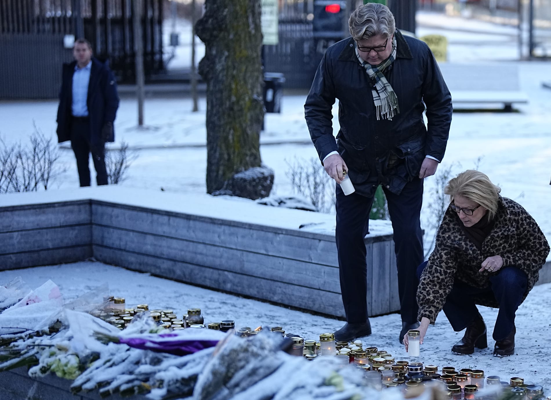 Justitieminister Gunnar Strömmer och finnasminister Elisabeth Svantesson på plats vid minnesplatsen i Rönninge.