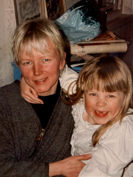 Här är 4-åriga Diana tillsammans med mamma Inga-Maj på deras lantställe, 1993.