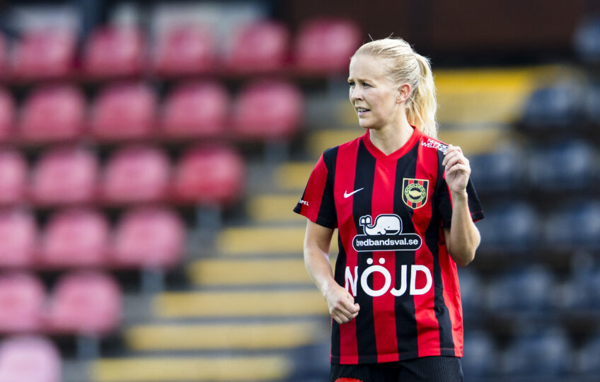 DAM: Adelina Engman förlänger sitt avtal