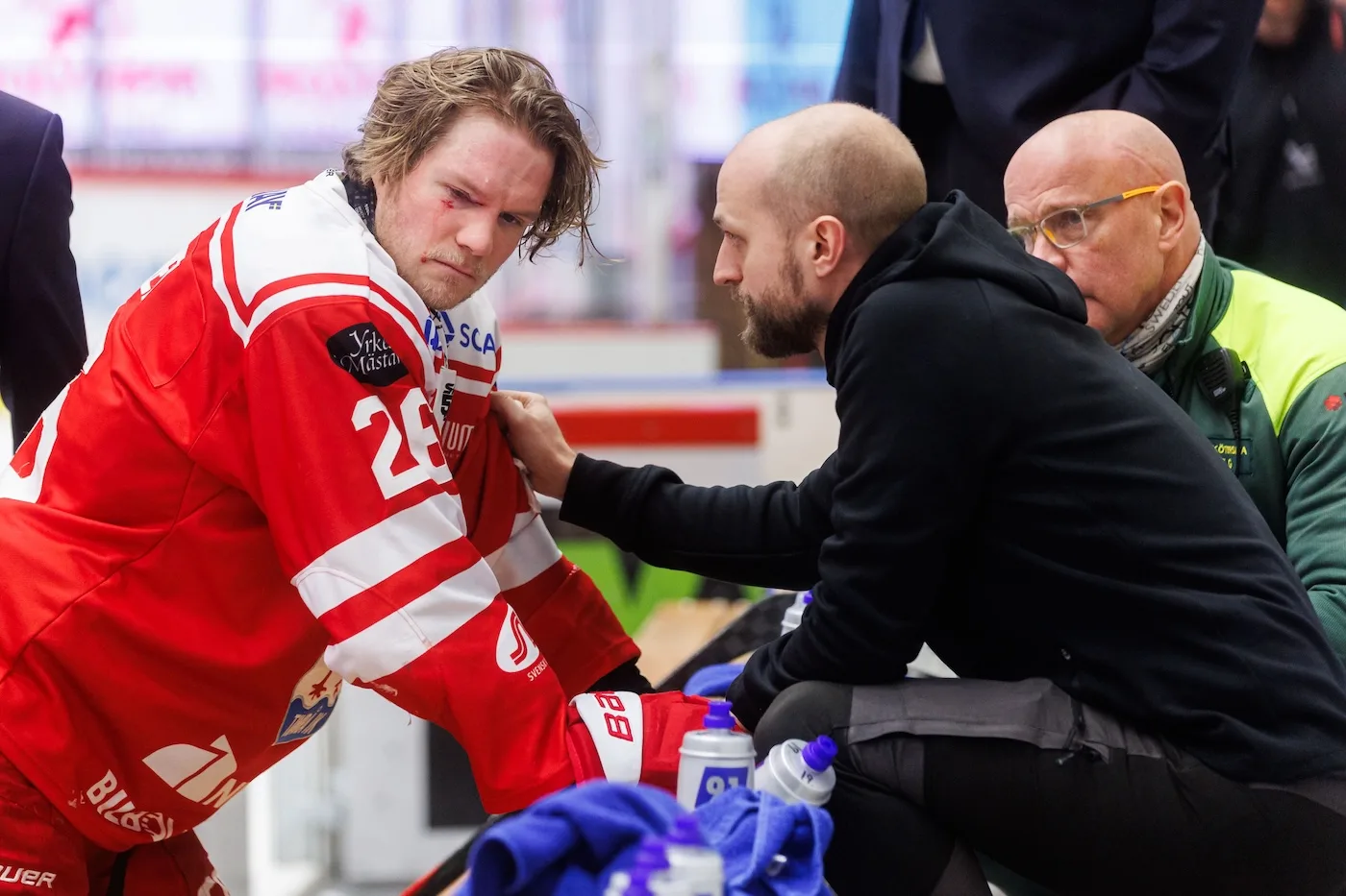 Anton Heikkinen förd till sjukhus – fick klubba i ansiktet