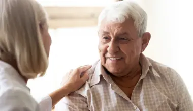 Man som klappas på axeln