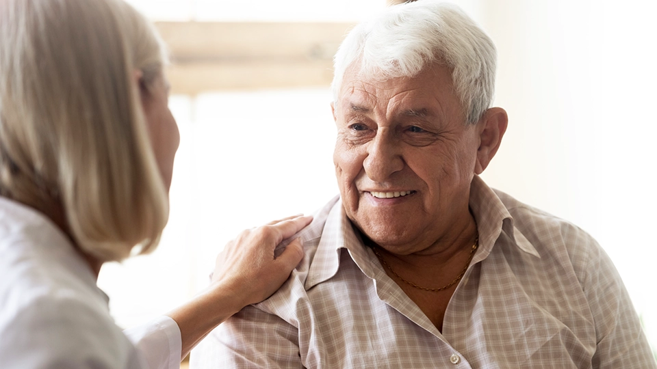 Man som klappas på axeln