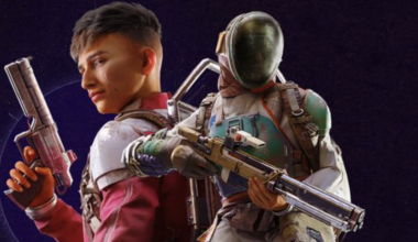 En raider i sidoprofil h&aring;ller upp en pistol, bredvid en raider i hj&auml;lm som h&aring;ller en rifle.