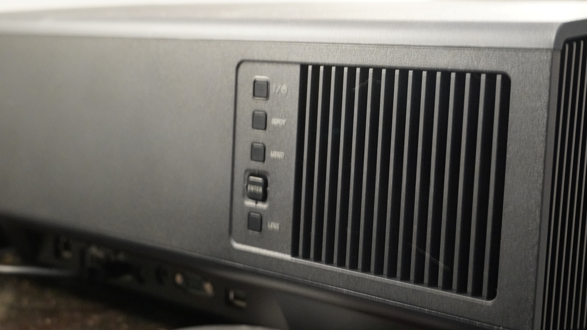 Sony Bravia-projektor 7-kontroller p&aring; projektorn.