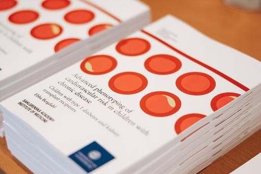 böcker i högar på bord