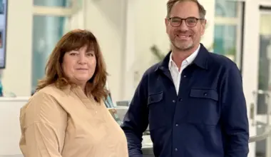 Två personer i kontorsmiljö