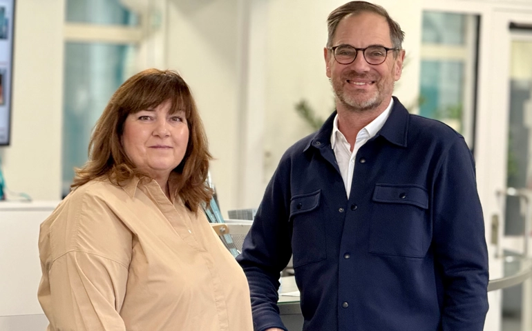 Två personer i kontorsmiljö