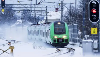 Ett av VR Snabbtågs snabbtåg på väg från Stockholm till Göteborg passerar Alingsås 8 januari 2026.