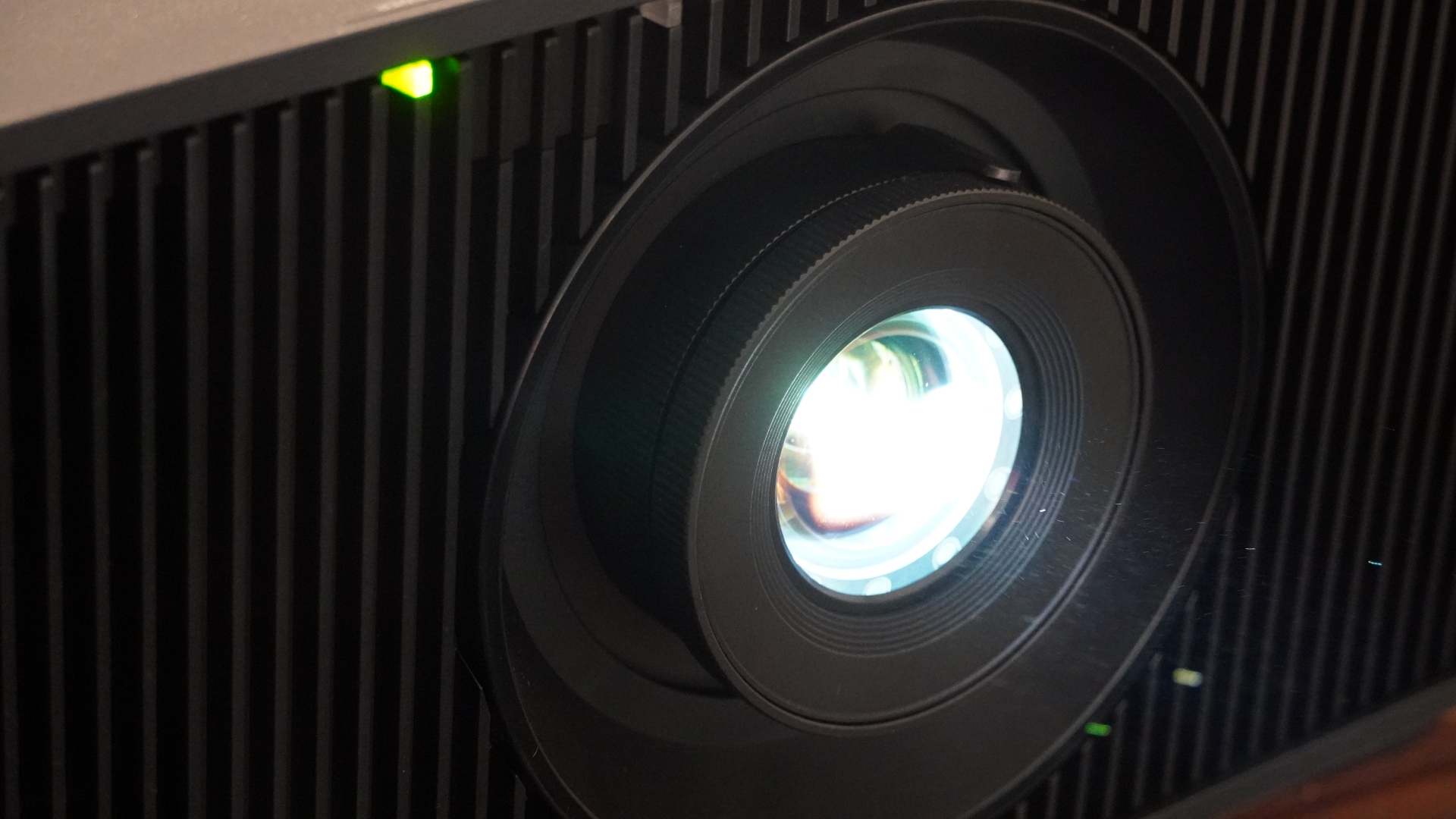 Sony Bravia-projektor 7 n&auml;rbild av objektiv och objektivjusteringsringar.