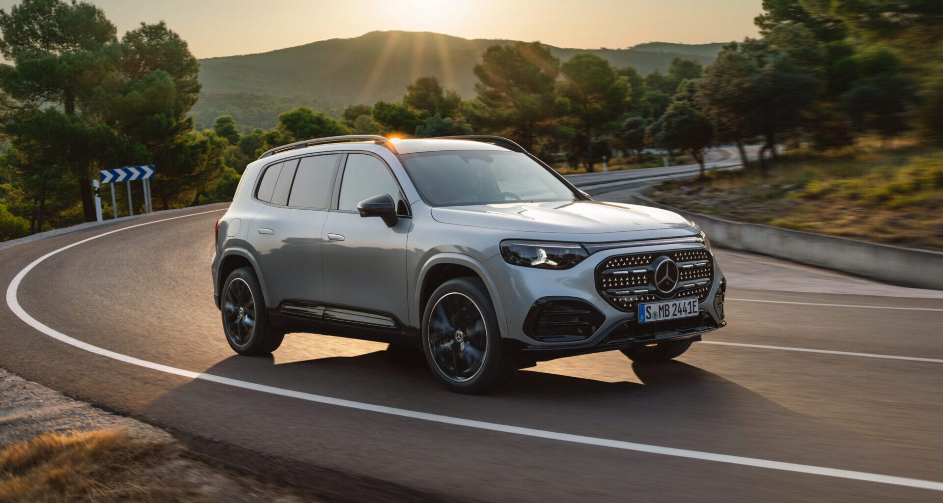 Mercedes GLB: Laddar 260 km på 10 minuter, med egen skärm för passageraren