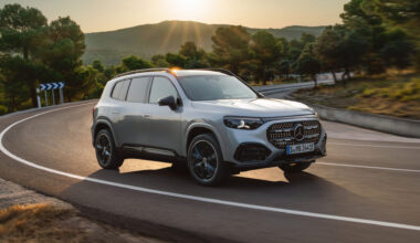 Mercedes GLB: Laddar 260 km på 10 minuter, med egen skärm för passageraren