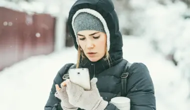 kvinna utomhus med telefon