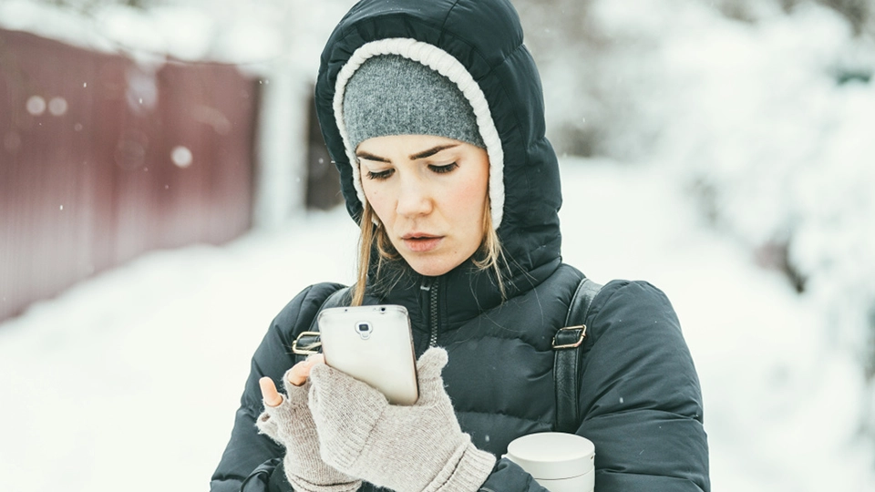 kvinna utomhus med telefon