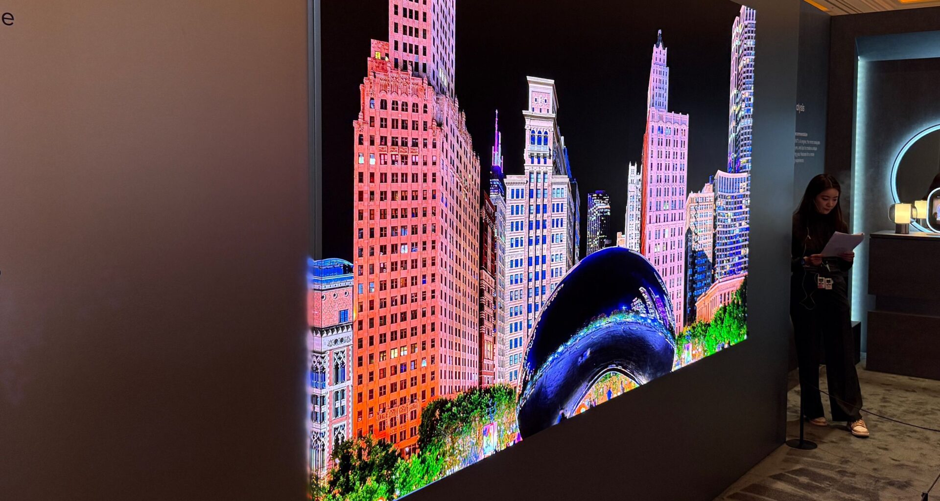 Samsung har byggt en spektakulär micro-LED-TV där även ramen är en skärm – och jag har sett den live