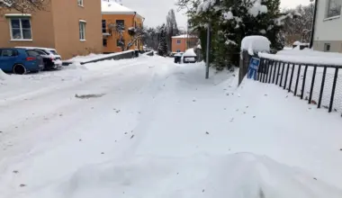 Snöplogen gör så att vägarna blir framkomliga