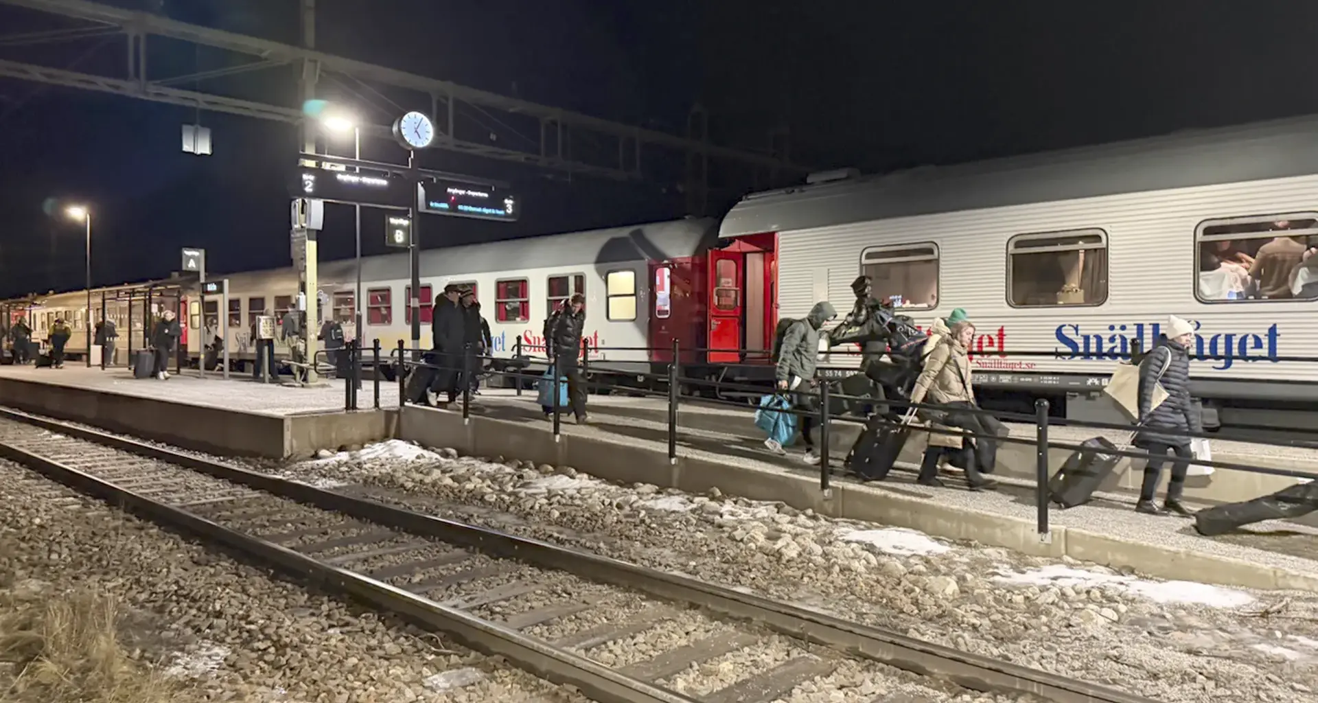 Avstigning från tåg 3904 klockan 5:05 i Bräcke 27 december. Byte till buss för lokförare, ombordare och resenärer. FOTO: István Zsiga, Snälltåget
