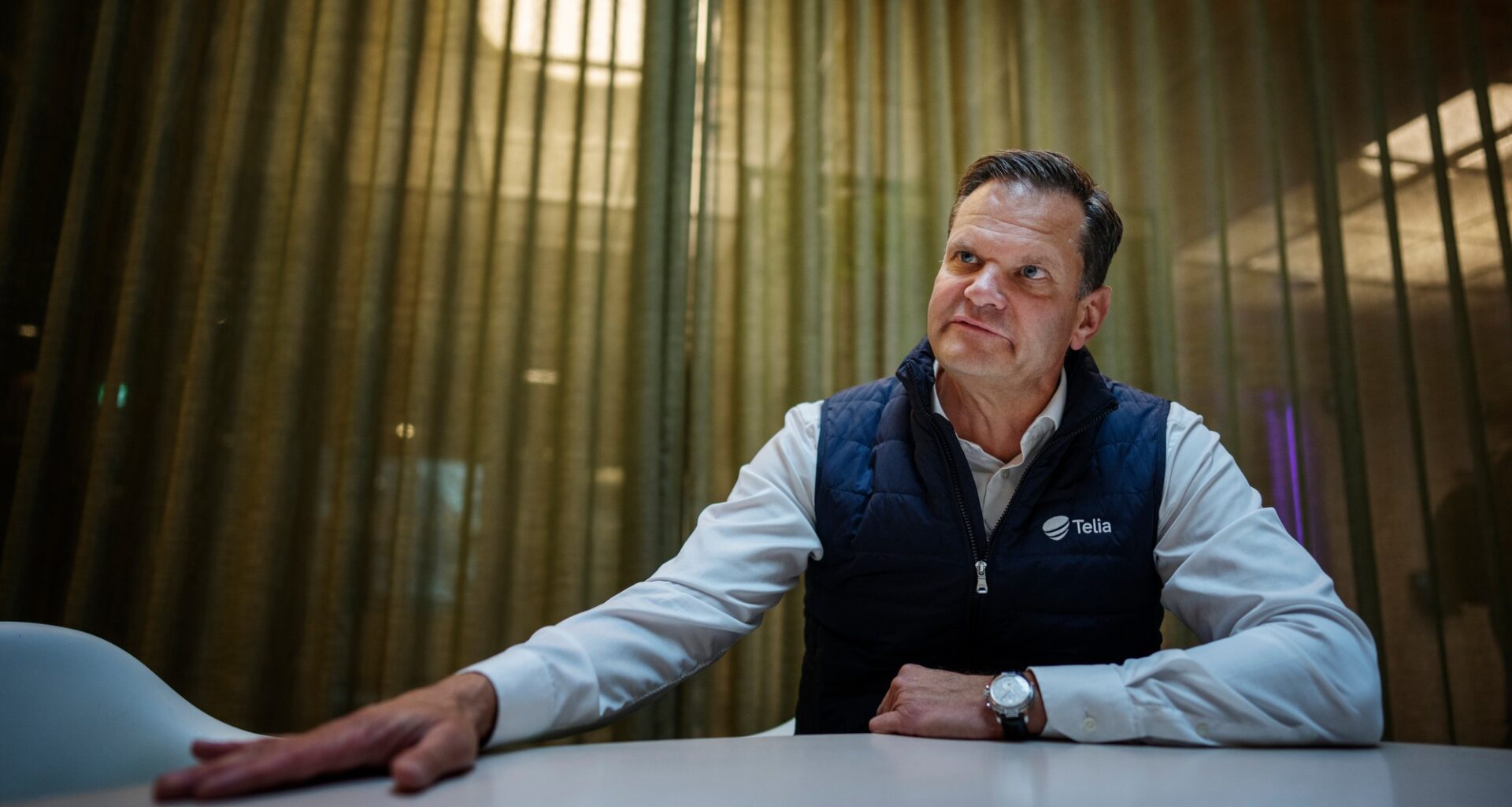 Till vänster: Richard Nixon, augusti 1972. Till höger när Donald Trump besökte renoveringen av Feds högkvarter i somras och talade med centralbankschefen Jerome Powell.