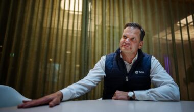 Till vänster: Richard Nixon, augusti 1972. Till höger när Donald Trump besökte renoveringen av Feds högkvarter i somras och talade med centralbankschefen Jerome Powell.