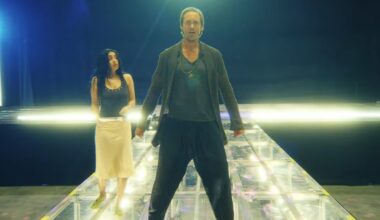 Charlie XCX och Alexander Skarsgård i "The Moment".