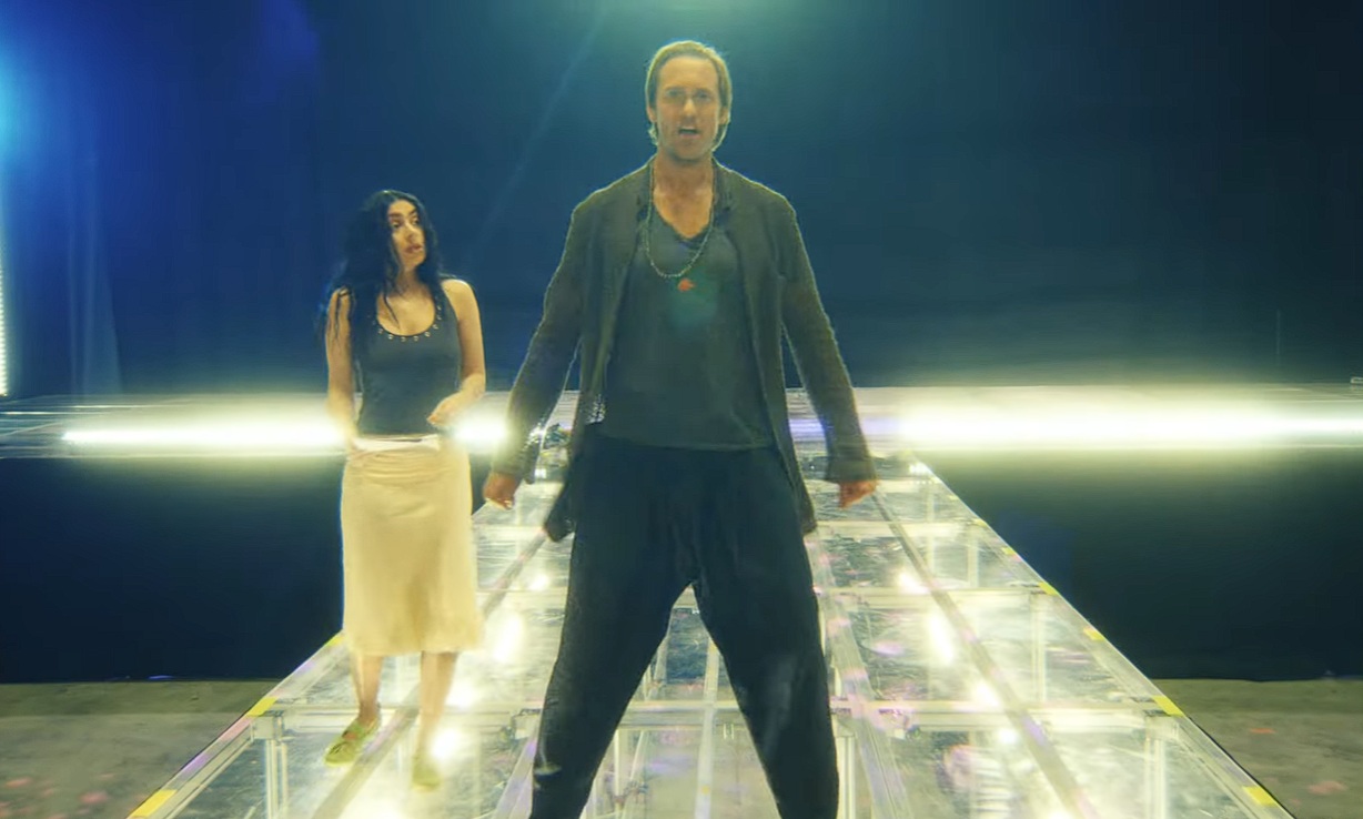 Charlie XCX och Alexander Skarsgård i "The Moment".