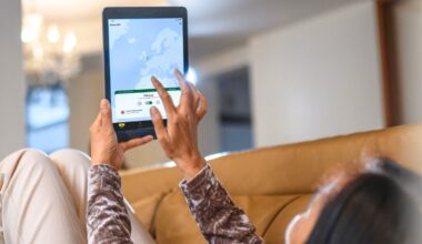 En kvinna som ligger tillbakalutad i en soffa och anv&auml;nder Norton VPN p&aring; sin surfplatta.