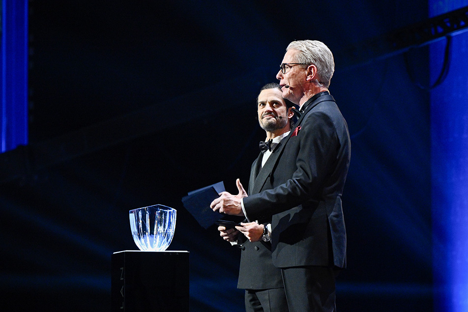 Prins Carl Philip delade ut Jerringpriset på Idrottsgalan tillsammans med Radiosportens Bengt Skött.