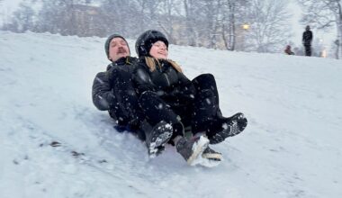 Uppsalabor njuter av första snön i Slottsbacken