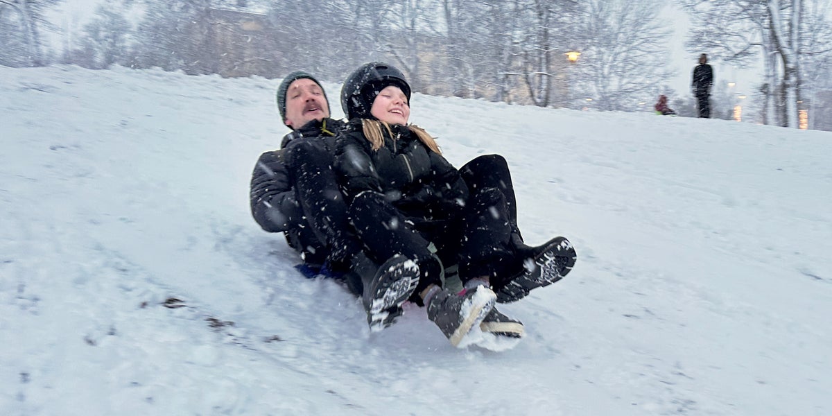 Uppsalabor njuter av första snön i Slottsbacken