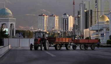 Gamla i Turkmenistan köar för att bevisa att de lever