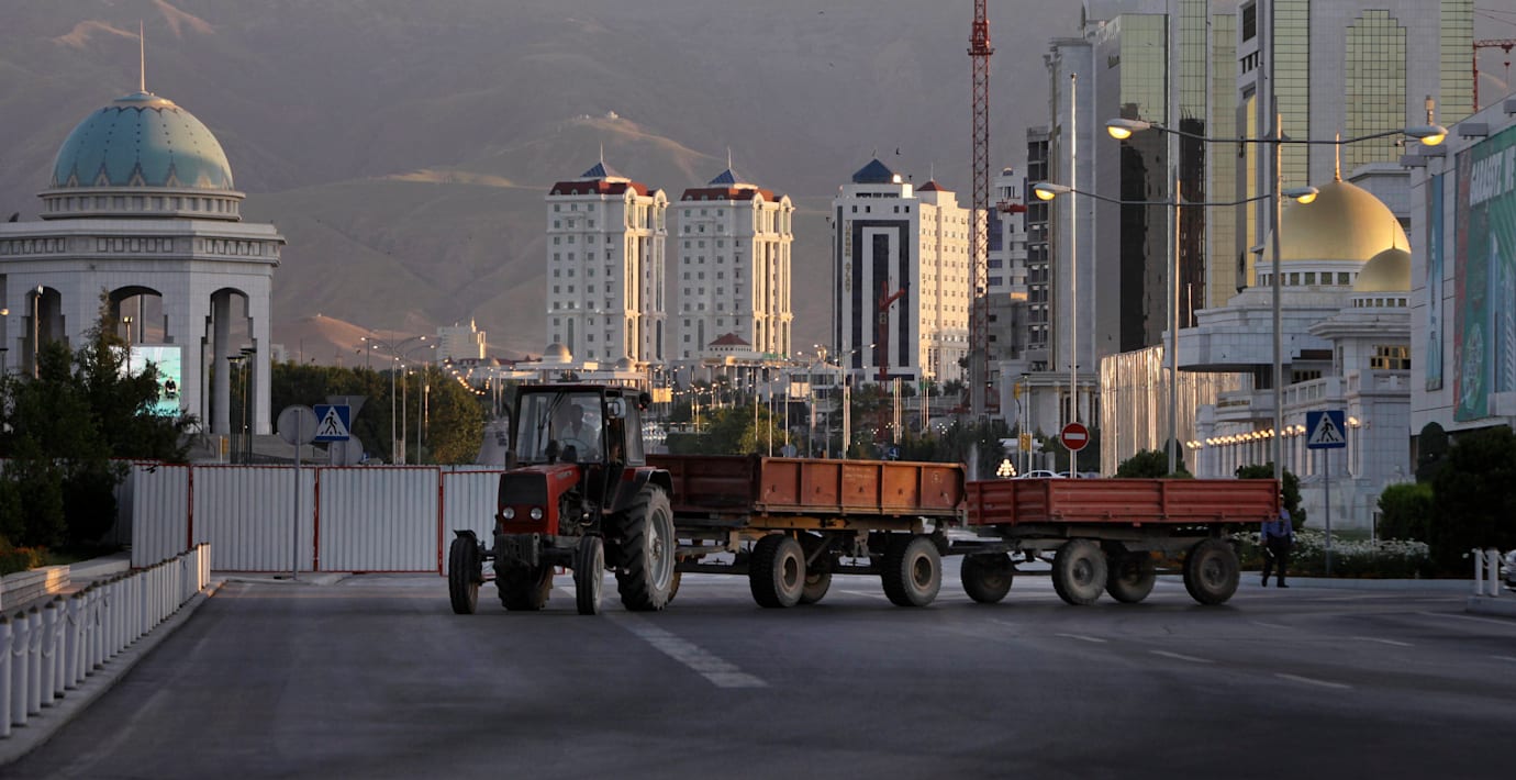 Gamla i Turkmenistan köar för att bevisa att de lever