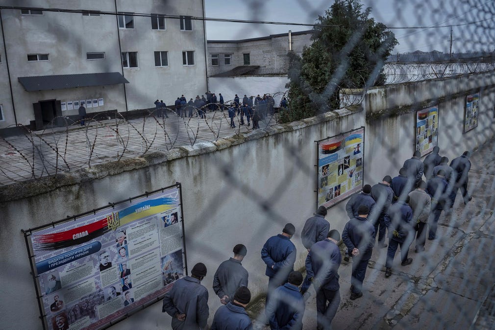 Varje dag passerar de ryska krigsfångarna en korridor med plakat om ukrainska statsmän, historiska personer, författare och idrottare. Det är ett sätt att upplysa dem om att Ukraina existerar som land, i motsats till vad Putin säger. Texterna är dock på ukrainska, ett språk som de flesta ryska krigsfångar inte förstår.