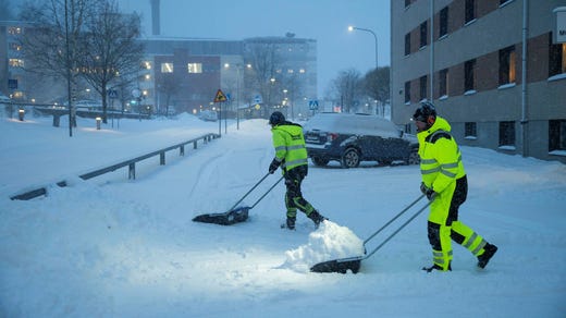 Snöröjning vid Örnsköldsviks sjukhus.