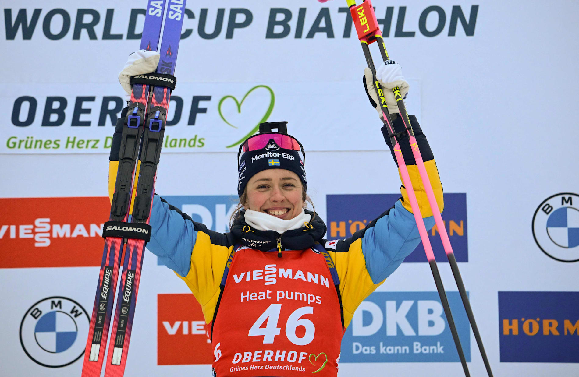 Skidskytten Elvira Öberg jublar efter segern i världscupsprinten i Oberhof.