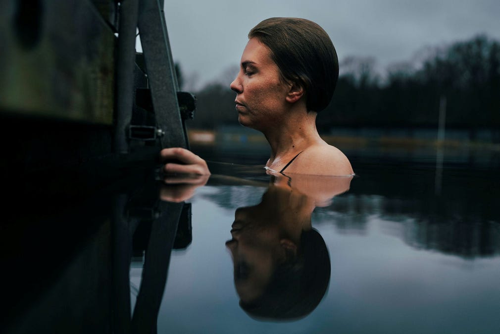 När Diana inte får fram orden blir hon helt blockerad. Hon blir frustrerad och hamnar i ett paniktillstånd. Att inleda dagen med ett kallbad är något som gör att stamningen lugnar sig för Diana.