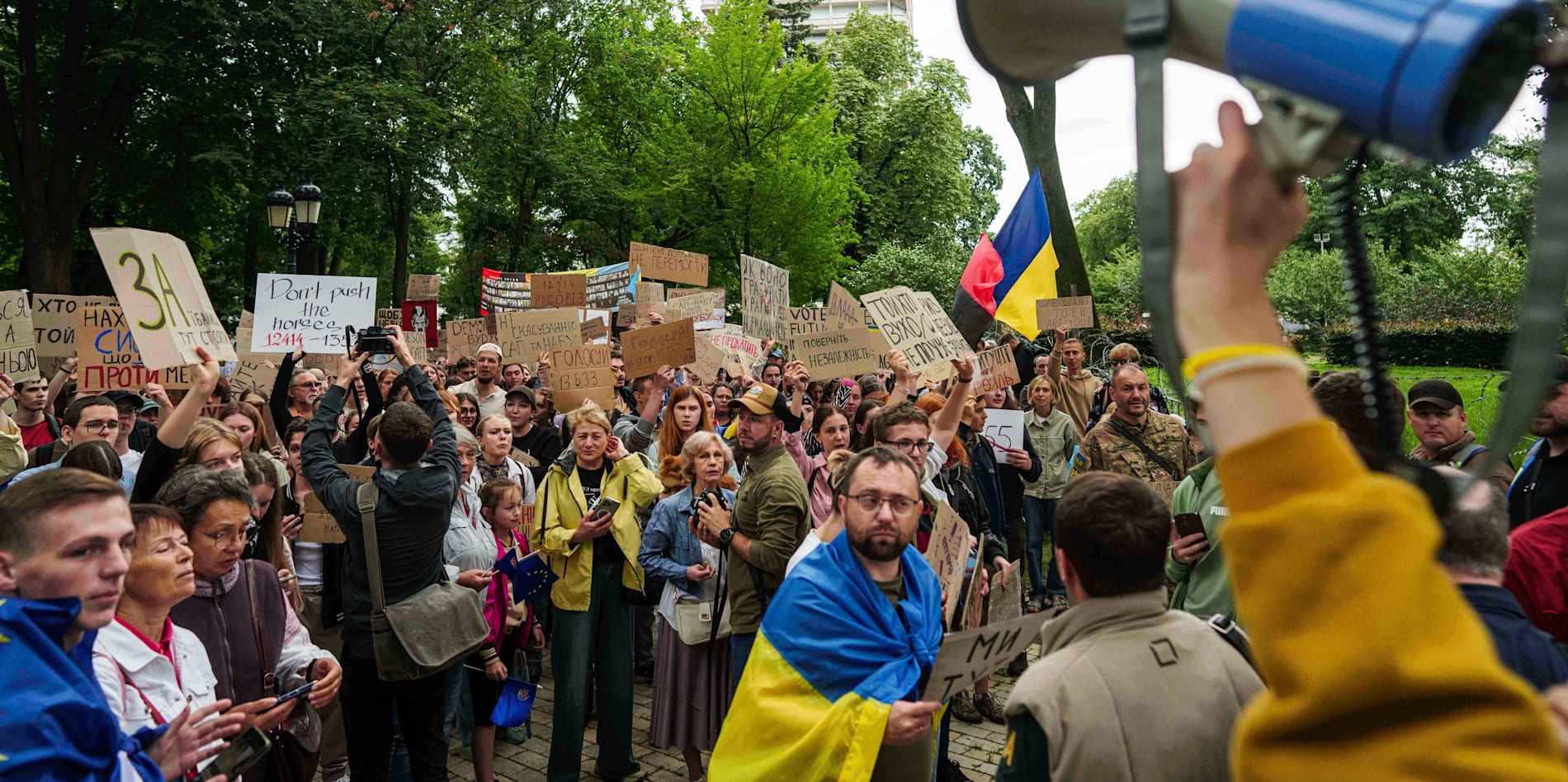 Efter sommarens beslut gällande landets antikorruptionsmyndigheter utbröt flera stora protester i Ukraina. Här en bild från huvudstaden Kiev.