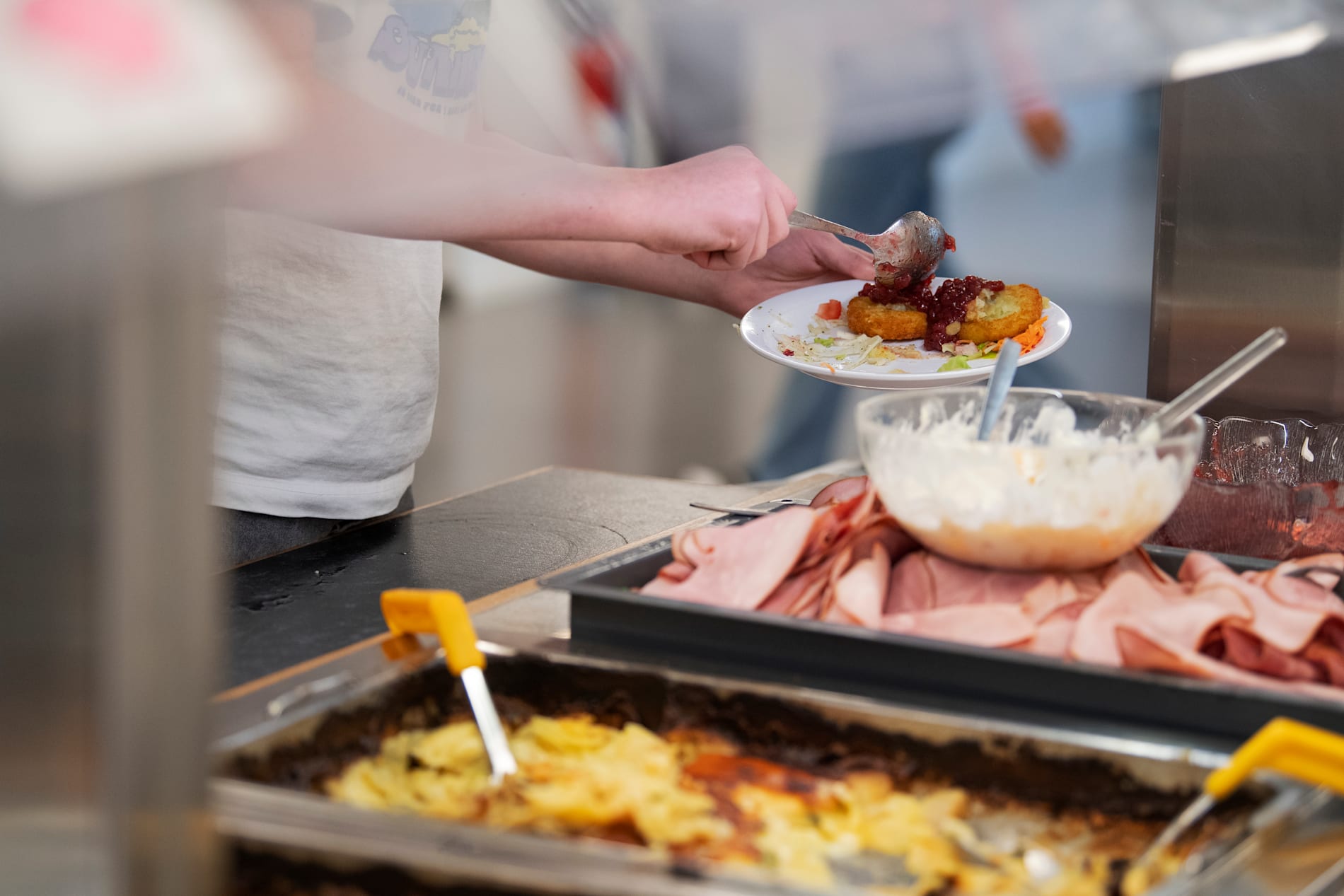 Maten får godkänt, men inte stöket och stressen som råder i många skolmatsalar. Arkivbild.